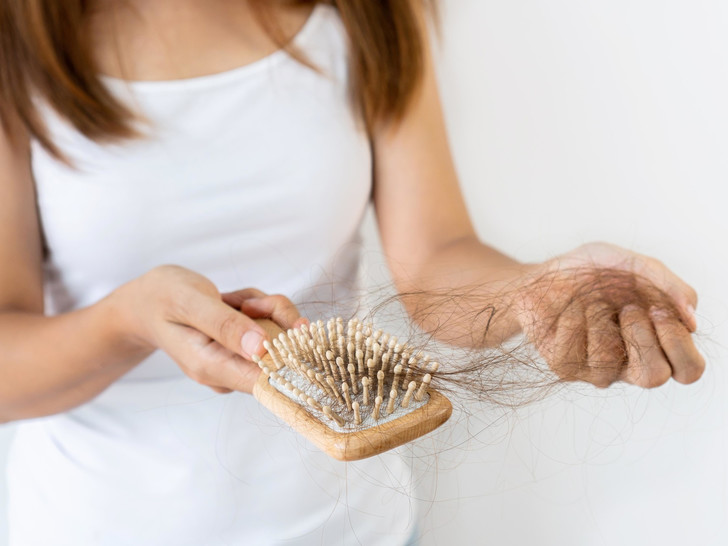 Что вы делаете неправильно: 3 привычки, которые приводят к выпадению волос (и у вас они есть)