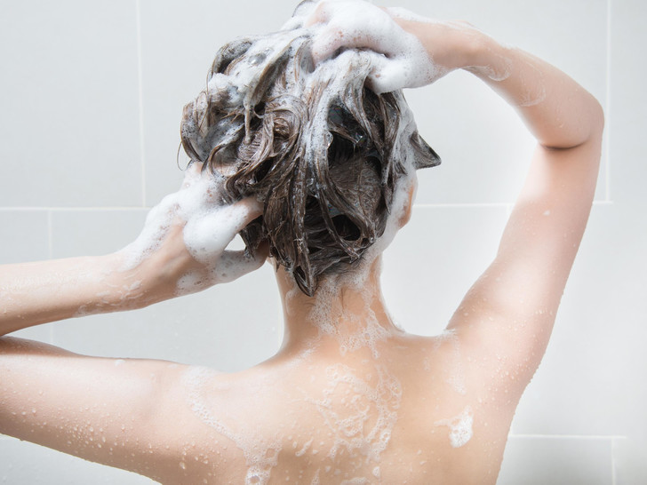 Найти и обезвредить: 6 вредных ингредиентов в шампуне, которые приводят к выпадению волос - проверьте упаковку