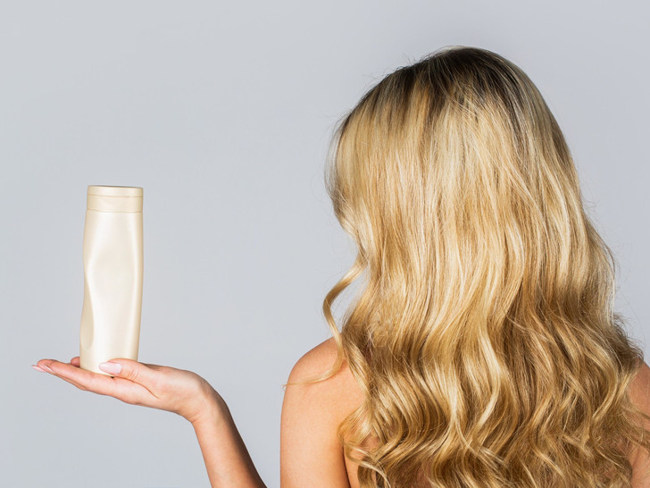 Найти и обезвредить: 6 вредных ингредиентов в шампуне, которые приводят к выпадению волос - проверьте упаковку