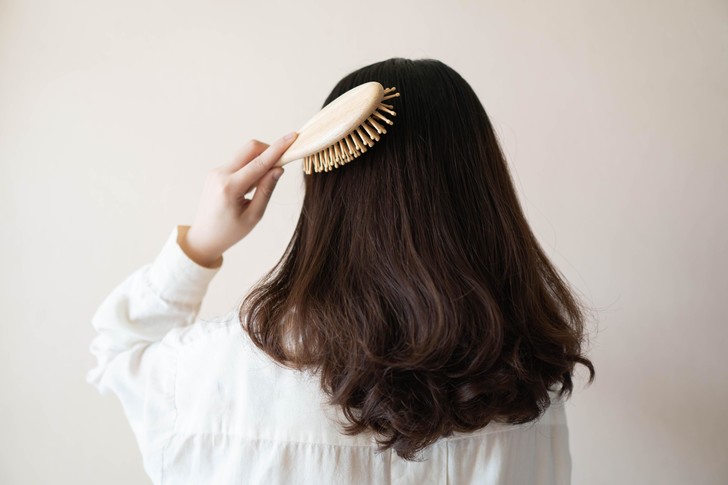 Вы делали это? 7 ошибок при расчесывании волос, которые совершает каждая женщина