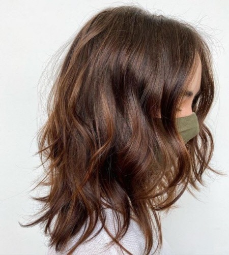 Фото модных женских стрижек на средние волосы 2023