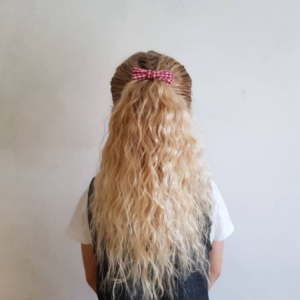 Лучшие прически на 1 сентября 2023 в школу: 50 фото идей для средних и длинных волос