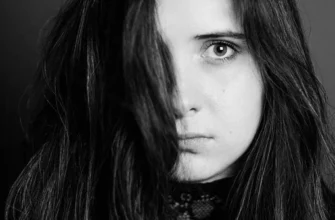 Как перестать закрашивать седину: история девушки, которая полюбила свои седые волосы