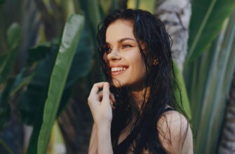 Летняя косметичка для волос: 5 средств, которые помогут пережить жару