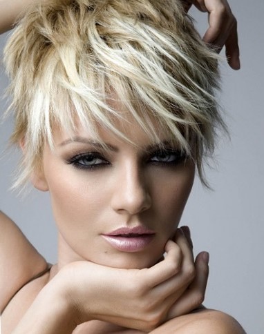 Модные женские прически - тенденции в прическах 2022 - фото