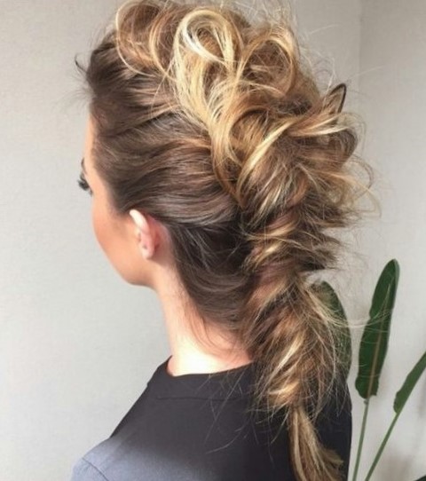 Модные женские прически - тенденции в прическах 2022 - фото