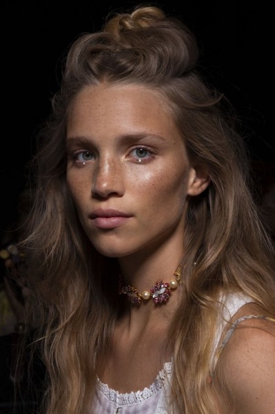 Прически для длинных волос 2024: модное вдохновение