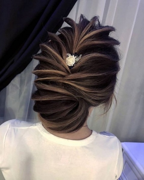 Прически для длинных волос 2024: модное вдохновение