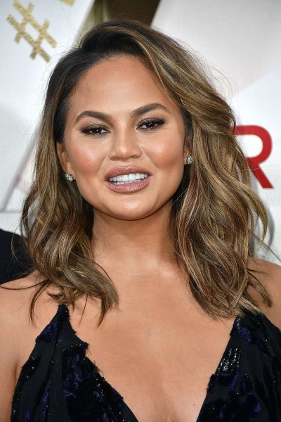 Прически на средние и длинные волосы 2024: более 50 причесок с челкой и без нее