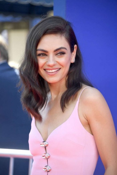 Прически на средние и длинные волосы 2024: более 50 причесок с челкой и без нее