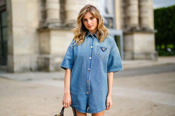 Прически на средние и длинные волосы 2024: более 50 причесок с челкой и без нее