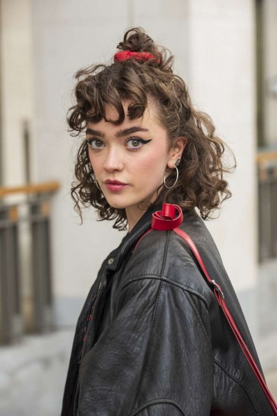 Прически на средние и длинные волосы 2024: более 50 причесок с челкой и без нее