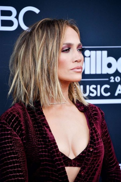 Прически на средние и длинные волосы 2024: более 50 причесок с челкой и без нее