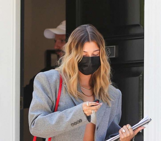 Прически на средние и длинные волосы 2024: более 50 причесок с челкой и без нее