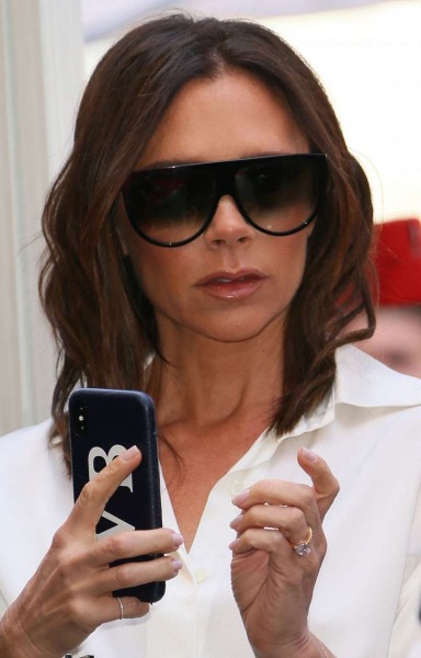 Прически на средние и длинные волосы 2024: более 50 причесок с челкой и без нее