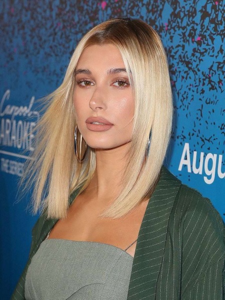 Прически на средние и длинные волосы 2024: более 50 причесок с челкой и без нее