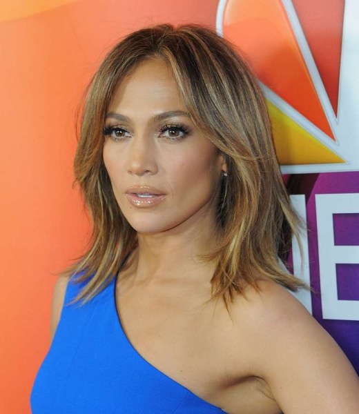 Прически на средние и длинные волосы 2024: более 50 причесок с челкой и без нее