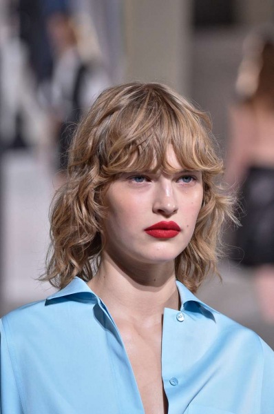 Прически на средние и длинные волосы 2024: более 50 причесок с челкой и без нее