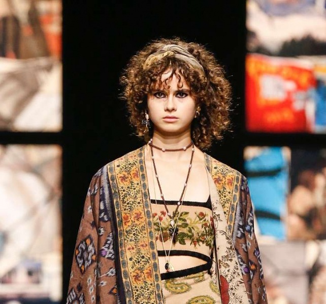 Прически на средние и длинные волосы 2024: более 50 причесок с челкой и без нее