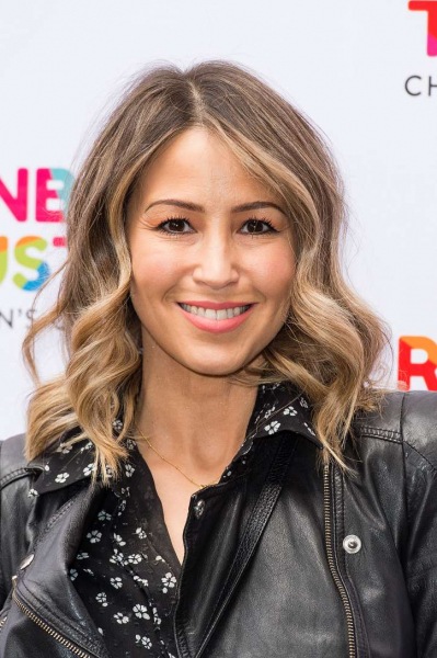 Прически на средние и длинные волосы 2024: более 50 причесок с челкой и без нее