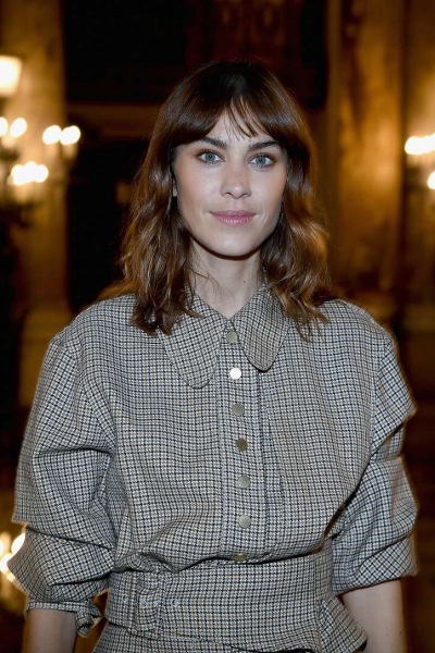 Прически на средние и длинные волосы 2024: более 50 причесок с челкой и без нее