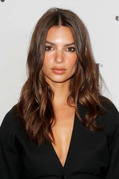 Прически на средние и длинные волосы 2024: более 50 причесок с челкой и без нее