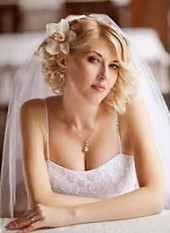 Свадебные прически на короткие волосы 2022 - фото укладок