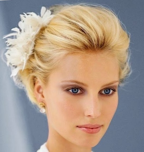 Свадебные прически на короткие волосы 2022 - фото укладок