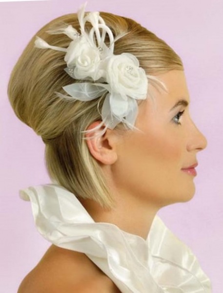 Свадебные прически на короткие волосы 2022 - фото укладок