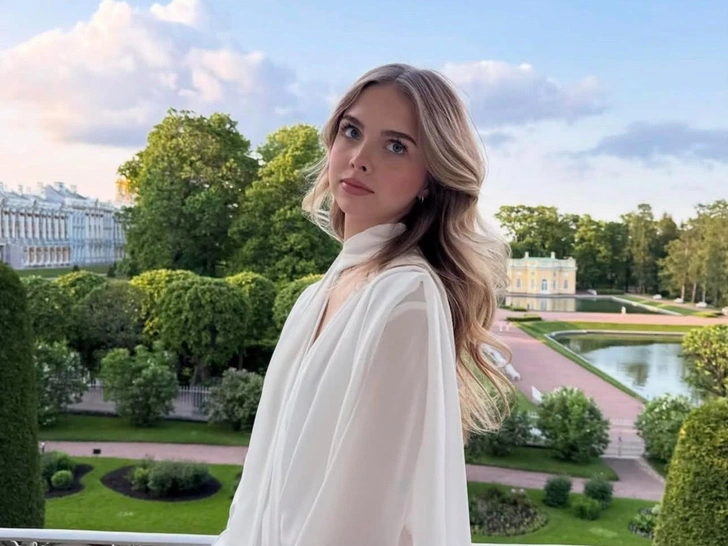 Рекомендации по красоте на этой неделе: лифтинг-сыворотка, сияющий тональный крем-кушон, масло для губ и устройство для лифтинга в домашних условиях