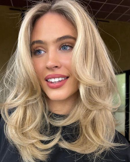 Идеи фото укладок для средних и длинных волос: тенденции 2025 года