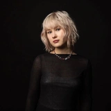 Как сделать волосы гладкими (и сохранить их гладкими в течение всего дня)