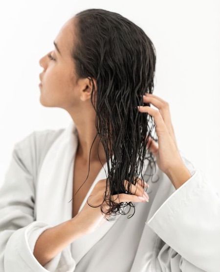 Уход за волосами с кокосовым маслом: почему стоит добавить кокосовое масло в свой уход за волосами?