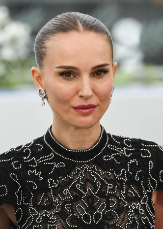 Летом сделайте гладкий конский хвост — как у Натали Портман в Каннах