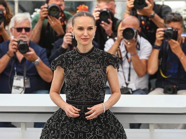 Летом сделайте гладкий конский хвост — как у Натали Портман в Каннах