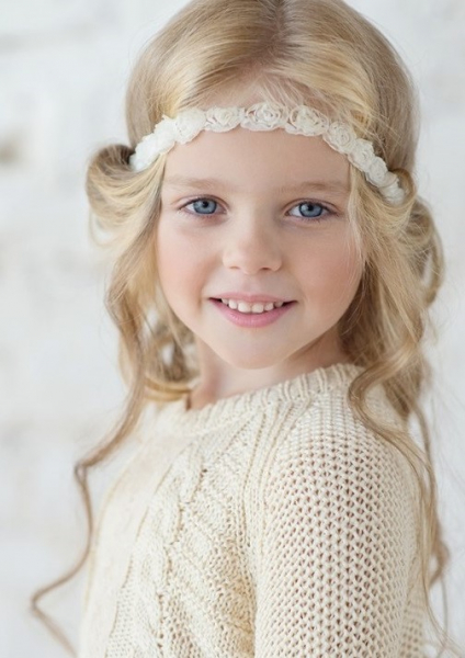 Модные прически для девочек 2022 года - фото новинок