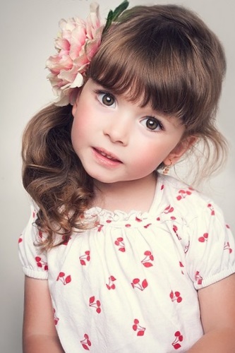 Модные прически для девочек 2022 года - фото новинок