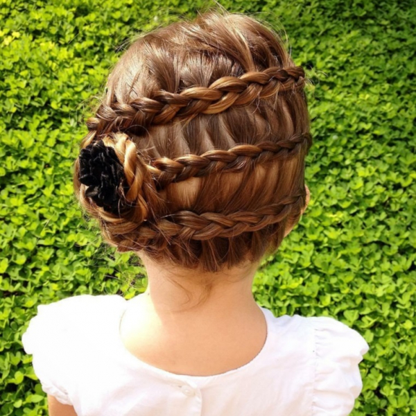 Модные прически для девочек 2022 года - фото новинок