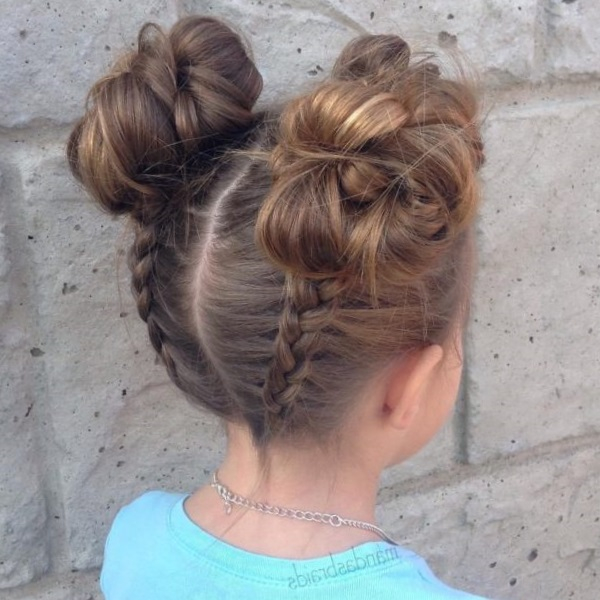 Модные прически для девочек 2022 года - фото новинок