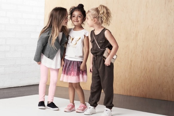 Модные прически для девочек 2022 года - фото новинок