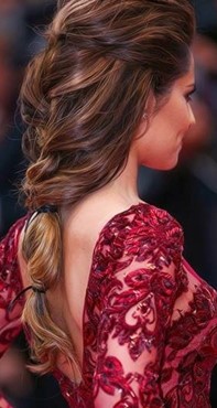 Модные прически на длинные волосы 2022 - фото женских причесок