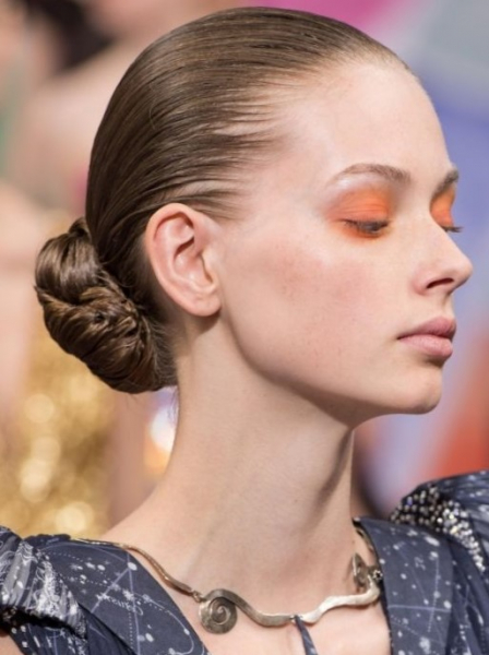 Модные прически на длинные волосы 2022 - фото женских причесок