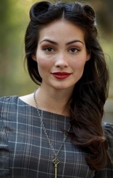 Модные прически на длинные волосы 2022 - фото женских причесок