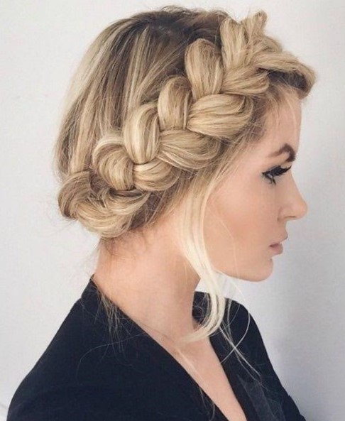 Модные прически на длинные волосы 2022 - фото женских причесок