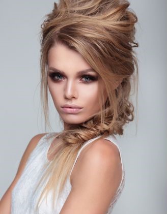 Модные прически на длинные волосы 2022 - фото женских причесок