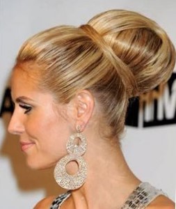 Модные прически на длинные волосы 2022 - фото женских причесок