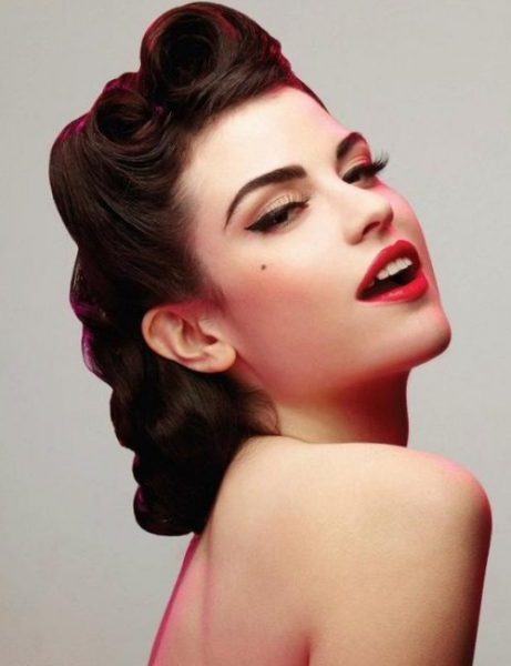 Модные прически на длинные волосы 2022 - фото женских причесок