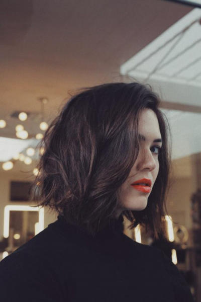 Модные женские прически на средние и длинные волосы в 2025 году. Стильные и креативные фото