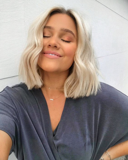 Модные женские прически на средние и длинные волосы в 2025 году. Стильные и креативные фото