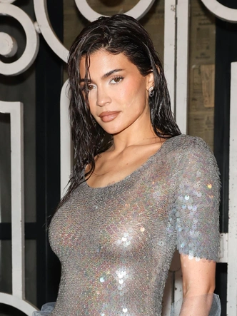 Влажный макияж: как создать эффект мокрых губ, не оставляя жирного блеска